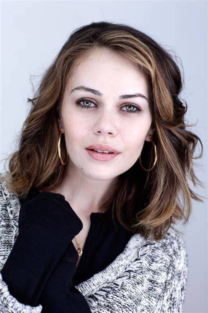 Alexis Dziena Biography Facts, Childhood, Family Life & Achievements