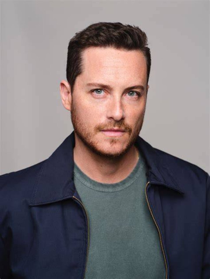 ausCAPS Jesse Lee Soffer shirtless in Chicago PD 402 "Made A Wrong Turn"