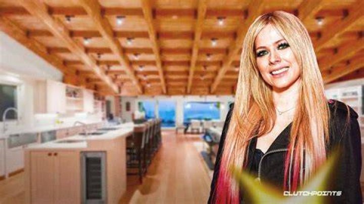 Avril Lavigne Makes 'Difficult Decision' to Postpone European Tour Due