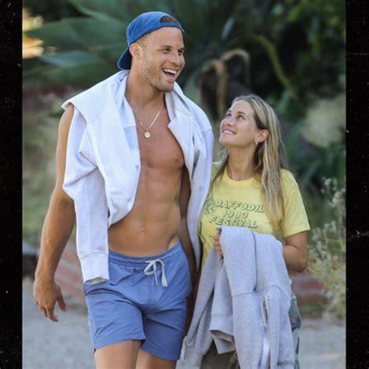Blake Griffin and taller girl by lowerrider on DeviantArt