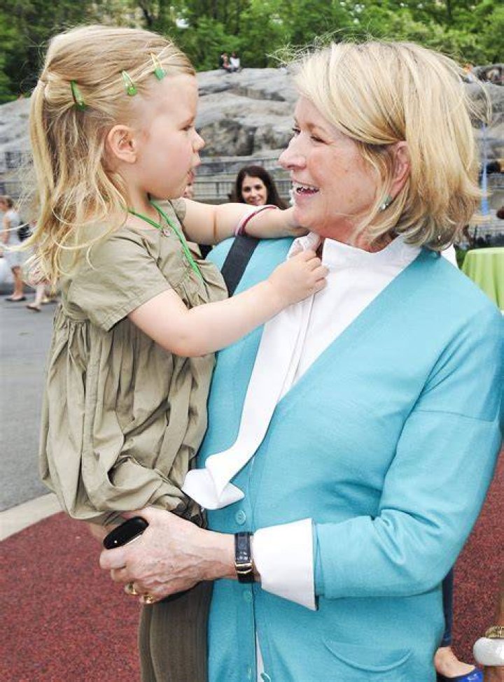 Martha Stewart, lookalike granddaughter Jude make rare appearance
