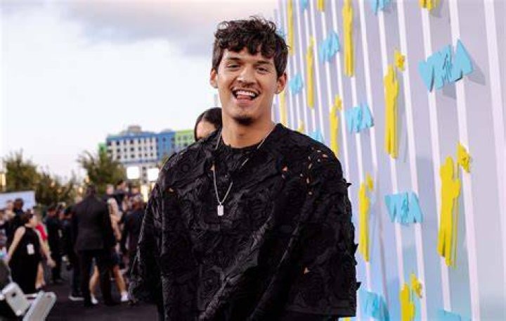 Omar Apollo MTV VMA's 2022 red carpet interview