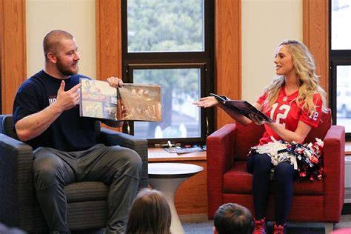 Patriots Joe Thuney Reads To Foxborough Children For Library Week