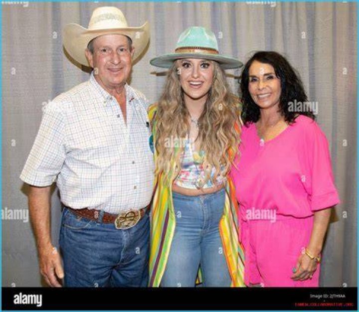 Pics Of Lainey Wilson: Unveiling The Artist, Her Life, And Her Impact