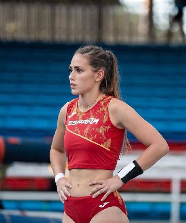 Who is Clara Fernandez the pole vaulter? Age, career, salary, height