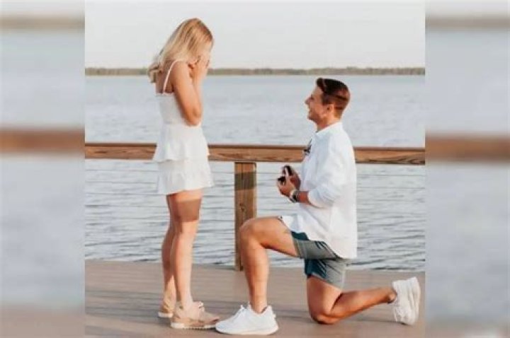 Who is the Girlfriend of Jaylen Waddle? His Parents, Salary an Jersey