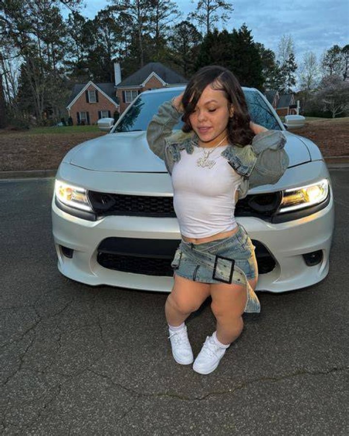 Why have Kelsey Lawrence and Dabb gained popularity as social media influencers?